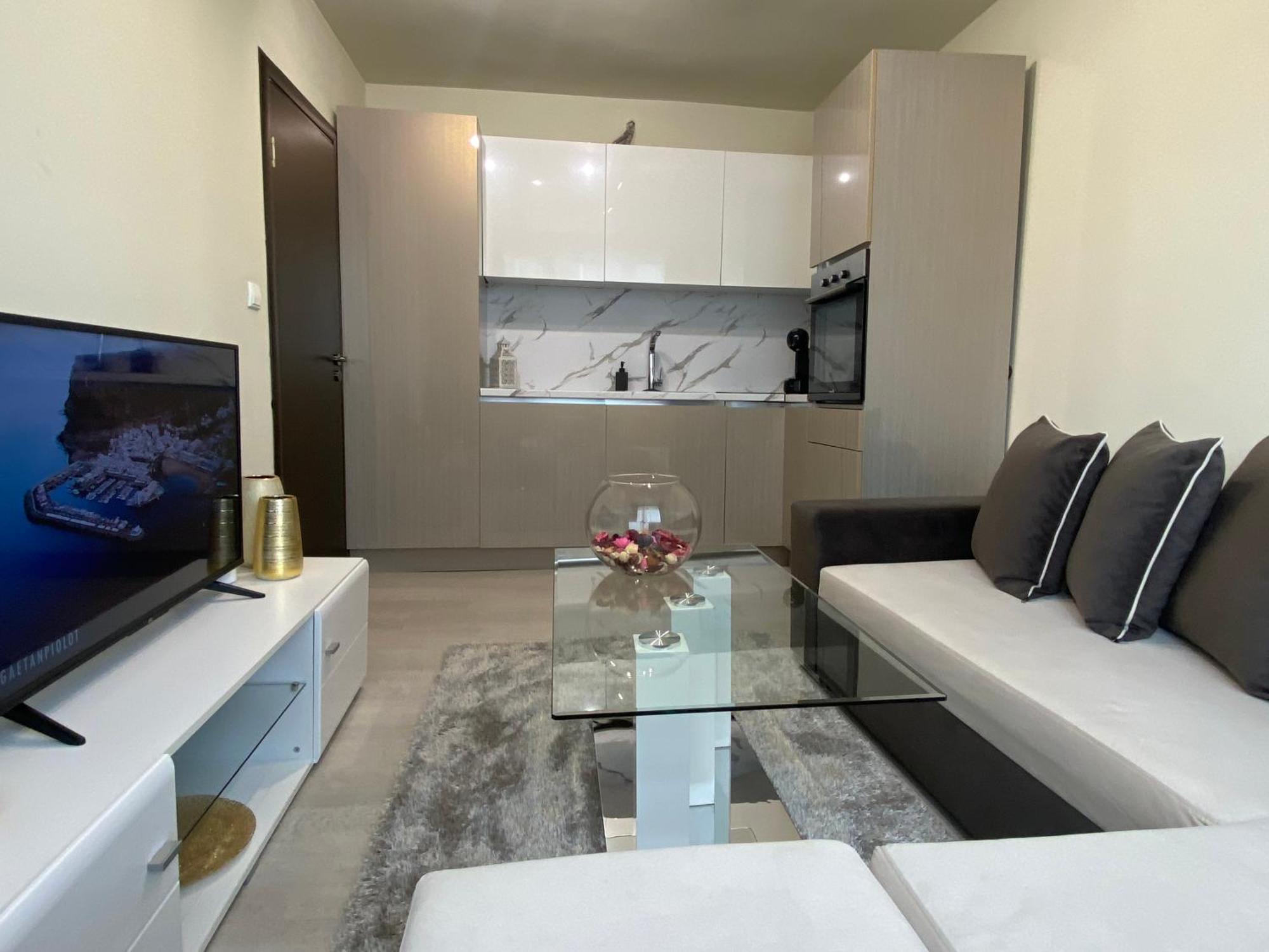 Brand New And Modern Directly Next To The Metro Station Apartament *
